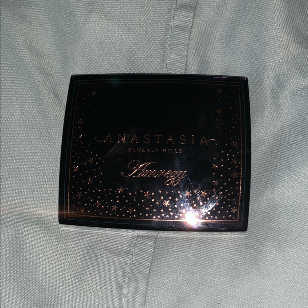 New never used Anastasia x amrezy highlighter